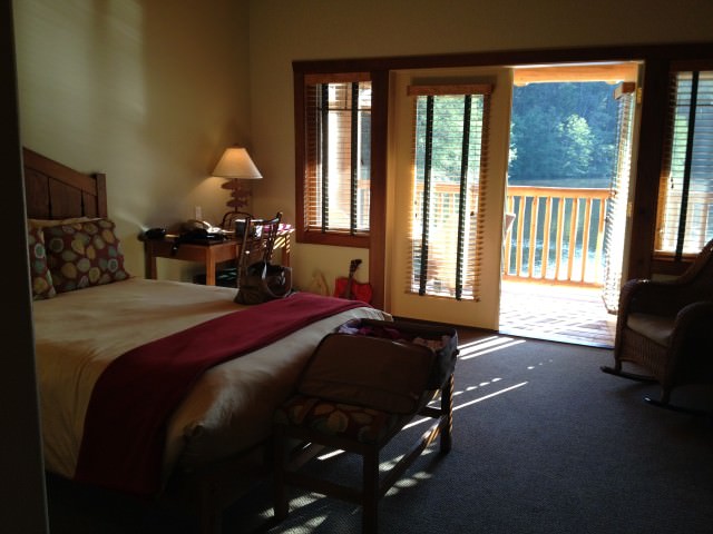 Lakedale Resort Lodge Guestroom