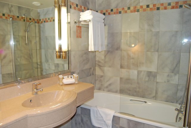 Pullman Paris Bercy Hotel - Bathroom