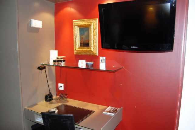 Hotel Cambon - Desk and Flat Screen TV