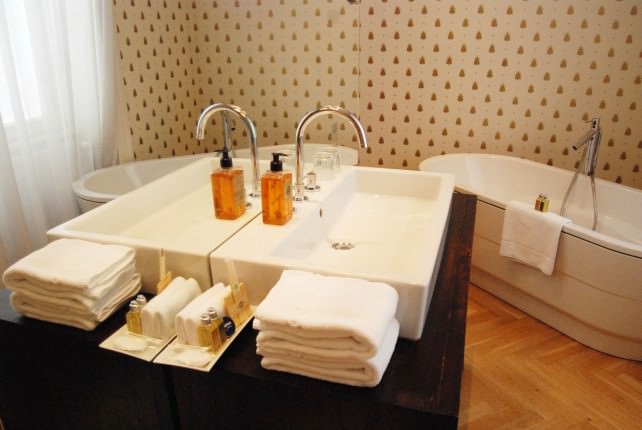 Hotel Altstadt Vienna - Junior Suite 17 Bathroom with Soaking Tub