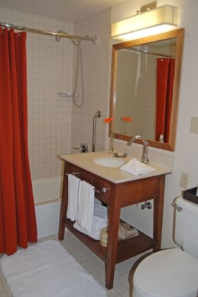 Hotel Adagio Guestroom Bathroom