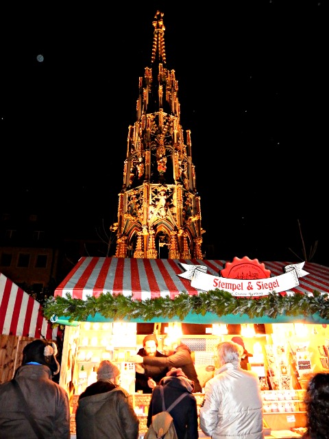 https://wavejourney.com/wp-content/uploads/2015/11/Sch%C3%B6ner-Brunnen-Beautiful-Fountain-in-Nuremberg-at-night.jpg
