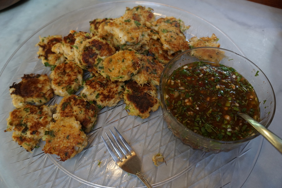 Hors d'oeuvres of mini crab cakes